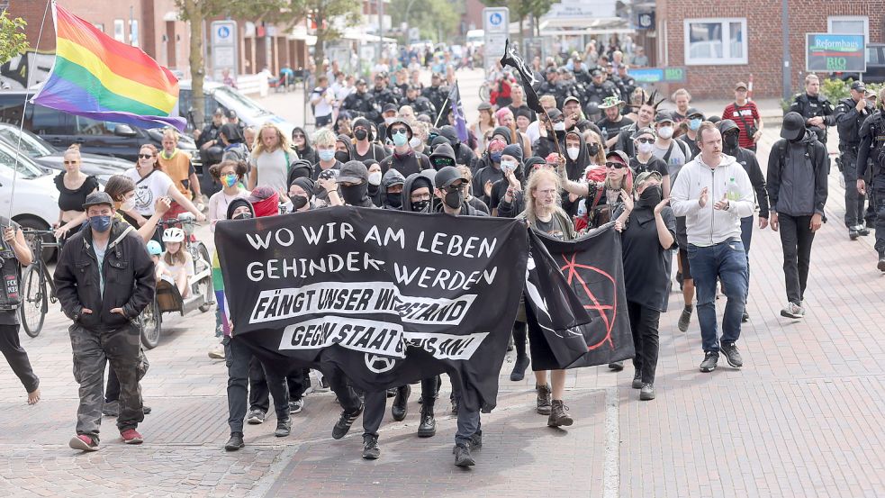 Am Protestcamp angekommen wird die Demo offiziell aufgelöst. Die Polizisten ziehen größtenteils ab, sind nur noch in ihren Einsatzbussen vor der Alten Post präsent. Foto: Staudt
