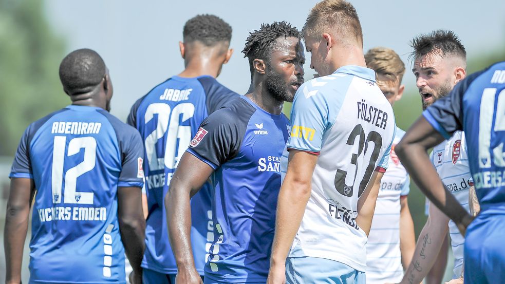 Teilweise ging es auch hitzig zu im Ostfrieslandstadion: Rudelbildung nach einem vermeintlichen Foul des Emder Abwehrspielers Milad Faqiryar.Fotos: Stephan Friedrichs