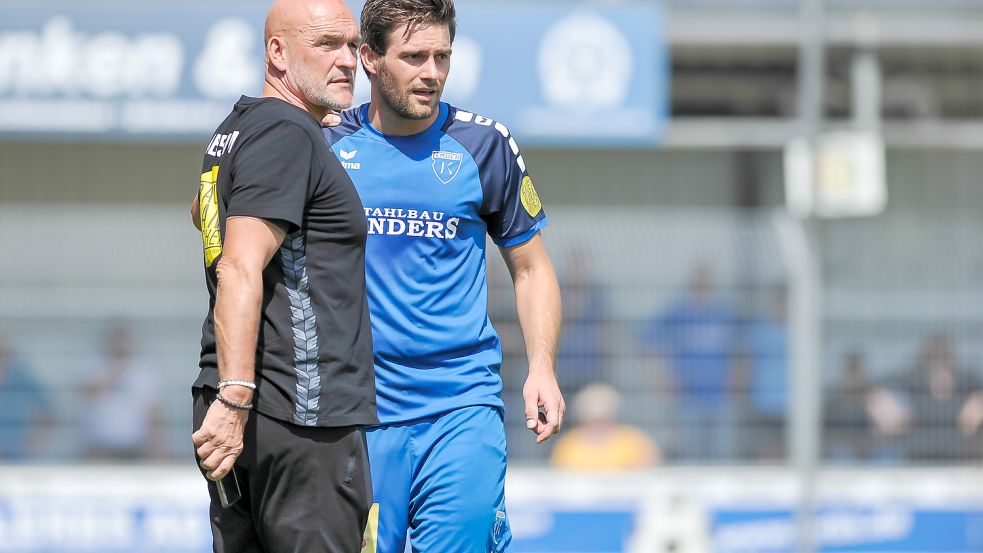 Kickers-Trainer Stefan Emmerling mit seinem Torjäger Tido Steffens. Der rackerte viel, stand aber auf verlorenem Posten.