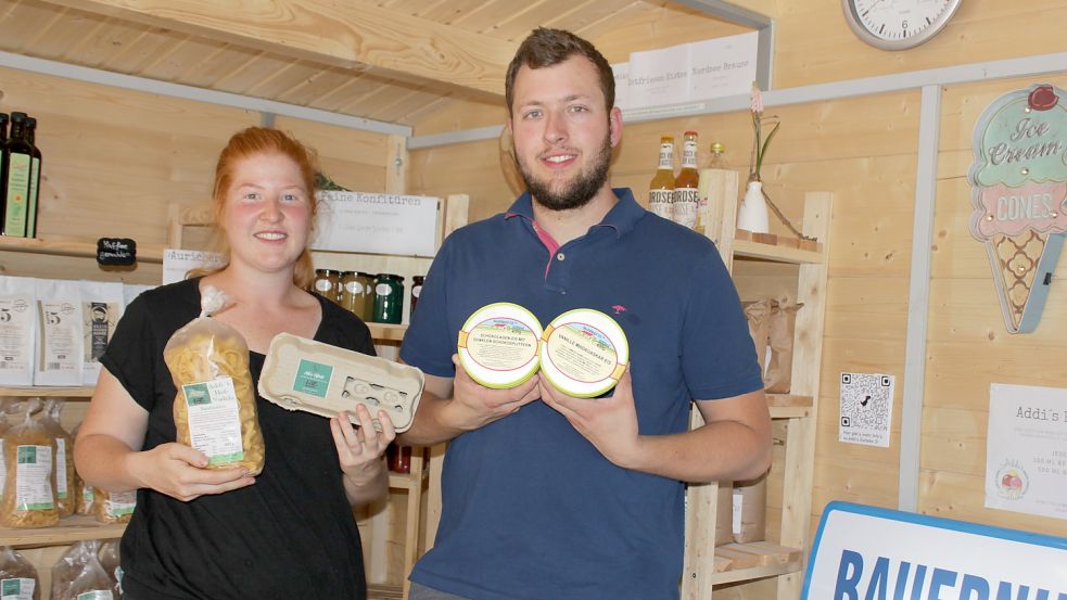 Adrian Campen und seine Freundin Swantje Meyer zeigen drei der vier eigenen Hofprodukte: Eier, Nudeln und Eis. Foto: Karin Böhmer