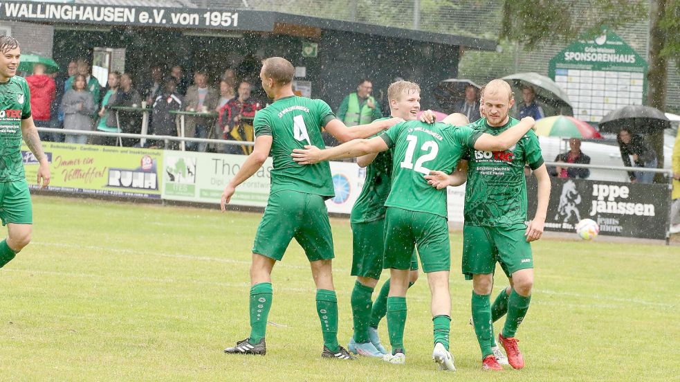 Die Wallinghausener feiern ihren Schützen zum 2:0. Pascal Meyer (Nummer 12) hatte zuvor mit einem Fernschuss in das Middelser Tor getroffen. Fotos: Wilfried Gronewold