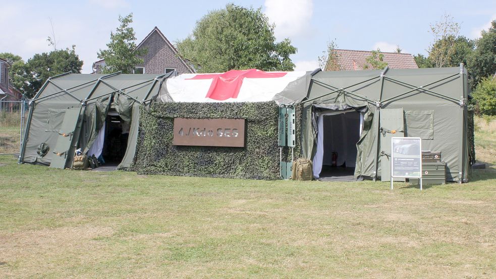 Neben der Ferienhaussiedlung am See standen am Sonnabend einige Zelte des Kommandos Schnelle Einsatzkräfte Sanitätsdienst „Ostfriesland“. Foto: Karin Böhmer