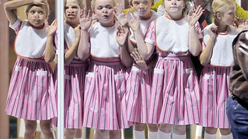 Statt Gold zu horten, betreiben Alberich und sein Bruder Mime (Arnold Bezuyen) im neuen Bayreuther „Ring des Nibelungen“ einen Kinderhort. Foto: Enrico Nawrath