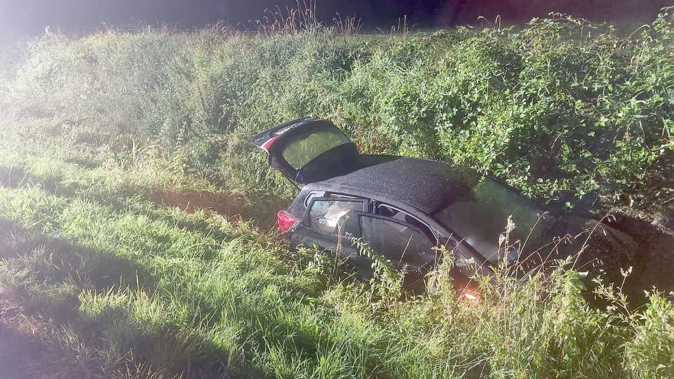 Polizei und Feuerwehr sind in der Nacht zu einem Unfall in Hesel ausgerückt. Foto: Feuerwehr