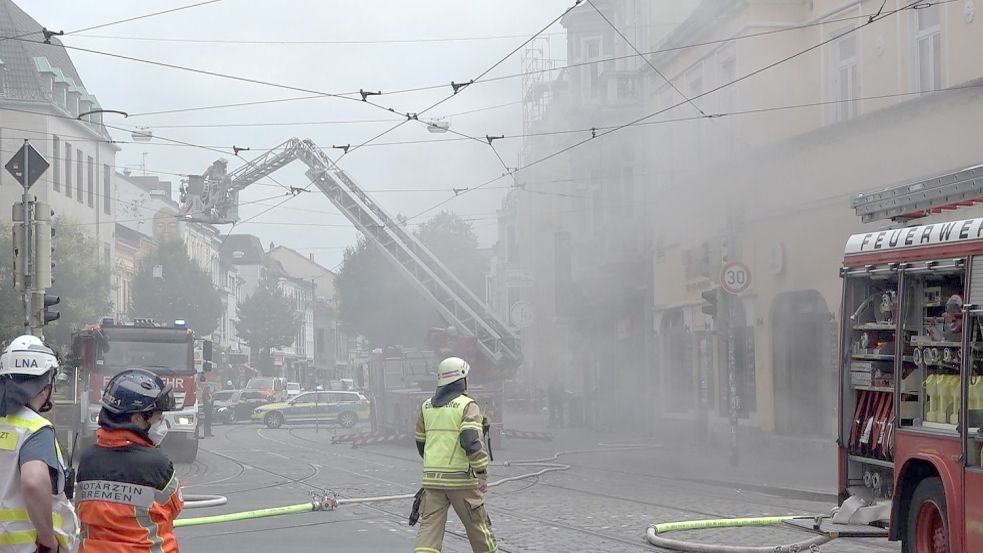 In der Küche des Restaurants war das Feuer ausgebrochen: 75 Einsatzkräfte waren vor Ort. Foto: Nonstopnews