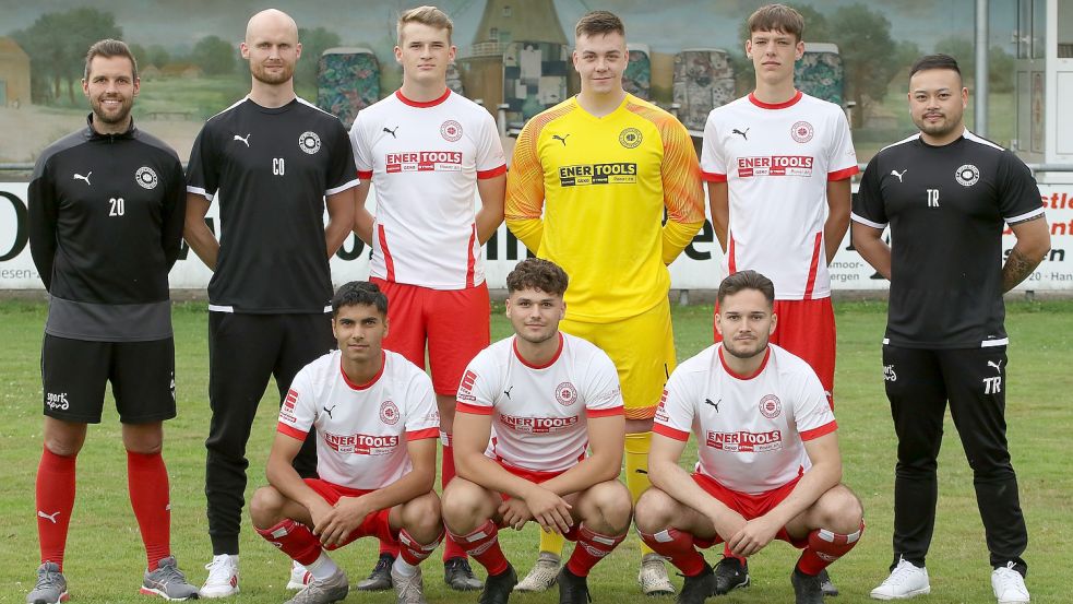 Der SV Großefehn und seine Neuzugänge (oben von links): Torwarttrainer Dennis Janssen, Co-Trainer Stefan Hinrichs, Kay Gerdes (U23 Großefehn), Hendrik Weßling (Eintracht Nordhorn), Paul Meyerhoff (U23). Unten von links: Mahmoud Tamoyan (eigene Jugend), Tom Böhling (Germania Leer) und Marc Neemann (SpVg Aurich). Rechts im Bild Trainer Bi Le Tran. Es fehlt Neuzugang Andreas Flessner (SpVg Aurich).Foto: Wilfried Gronewold