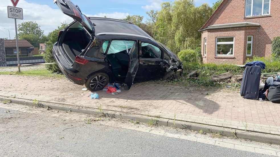 Nachdem das Unfallfahrzeug mit einem Stromkasten kollidiert war, landete es in einer Hecke. Foto: Feuerwehr