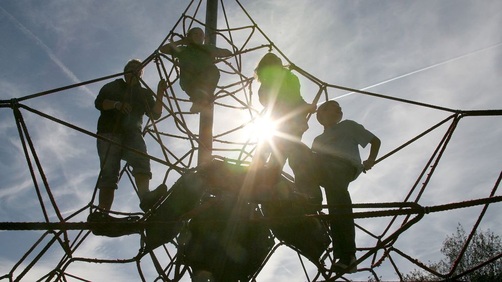 Kinder klettern in einer Kletterpyramide. Ein ähnliches Gerüst könnte im Generationenpark in Moordorf entstehen. Foto: DPA