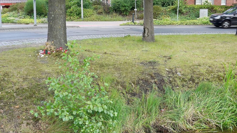 Der Opel rutsche die Böschung hinab und versank anschließend im Kanal.