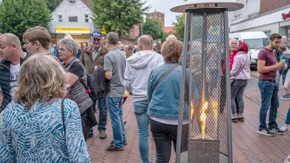 Zahlreiche Besucher nutzten die Einkaufsnacht für einen Bummel durch die Marienhafer Rosenstraße. Foto: Folkert Bents