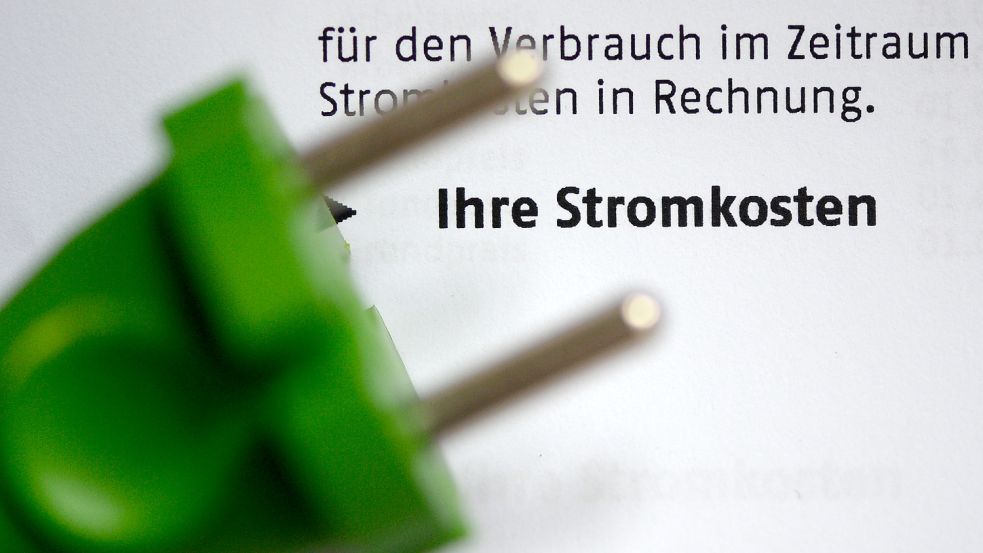 Ein grüner Stromstecker liegt auf einer Stromrechnung. Beim Oldenburger Energieversorger EWE gibt es derzeit Verwirrung um einige Rechnungen. Foto: DPA