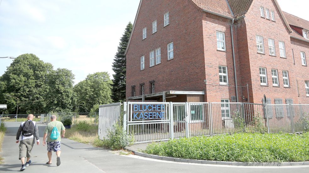 Ein Gebäude auf dem Kasernengelände wird schon Geflüchteten bewohnt — der Landkreis beansprucht aber weitere. Foto: Romuald Banik
