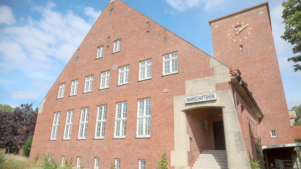 Für das Wirtschaftsgebäude mit Mannschaftsheim interessiert sich ein Auricher Investor. Foto: Romuald Banik