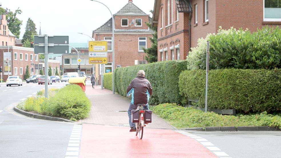 Die Radfahrer sollen sich nach der Planung des Ordnungsamtes künftig ab der Einmündung Zum Ellernfeld auch in den fließenden Verkehr einordnen dürfen. Foto: Romuald Banik