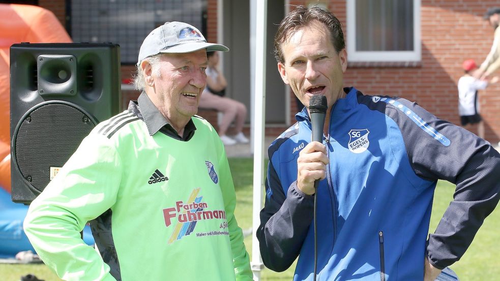 Nach seinem Kurzeinsatz beim Freundschaftsspiel zwischen der SG Egels-Popens und der SG-Traditionself sprach Vereinschef Martin Monnerjahn (rechts) mit Torwartlegende Manfred „Manni“ Polesch. Sein Markenzeichen ist die Schirmmütze. Fotos (2): Wilfried Gronewold
