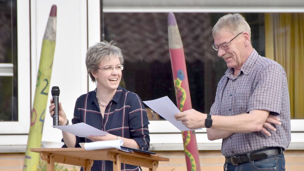 Maren Bille ist neue Leiterin der Grundschule Upgant-Schott und damit Nachfolgerin von Werner Knippelmeyer (hier bei dessen Verabschiedung). Foto: Thomas Dirks