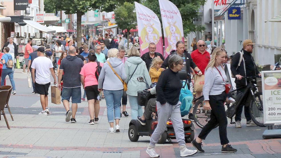 Die gutbesuchte Auricher Fußgängerzone im Juli 2022. Foto: Romuald Banik
