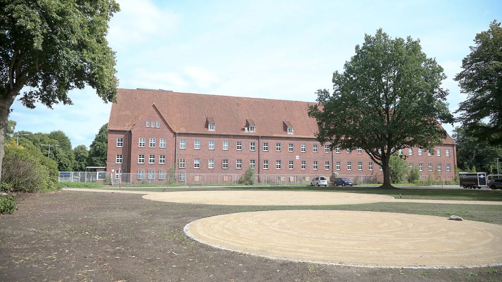 Im Wachgebäude am neu gestalteten Vorplatz sind vom Investor Sozialwohnungen geplant. Foto: Romuald Banik