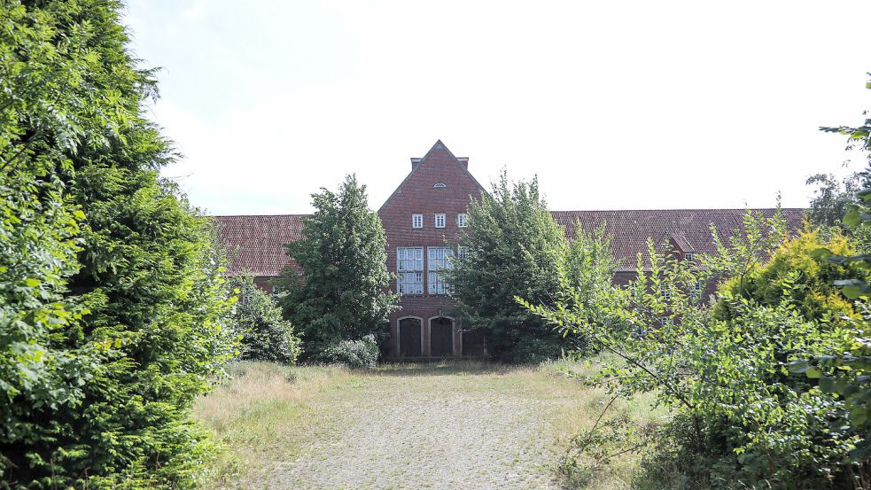Das Divisionsgebäudesieht schon ein bisschen aus wie das umrankte Schloss von Dornröschen. Dabei wurde es im Inneren 2015 erst für die Aufnahme von Geflüchteten ertüchtigt. Foto: Romuald Banik