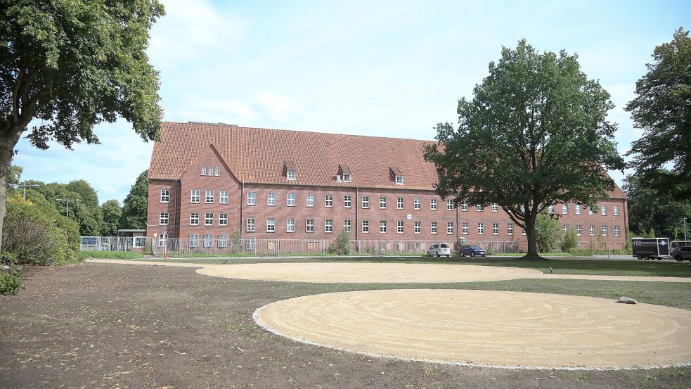 Der öffentliche Platz vor dem Kasernentor ist bereits zum Teil angelegt. Die Stadt möchte bald auch die Kaserne umgestalten und der Investor plant Sozialwohnungen im früheren Wachgebäude. Doch derzeit heißt es Abwarten. Foto: Romuald Banik