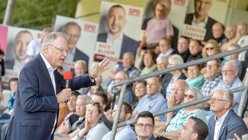 Der niedersächsische Ministerpräsident Stephan Weil (links) war am frühen Montagabend zum Stadiongespräch nach Ihrhove gekommen. Rund 150 Interessierte verfolgten seine Ausführungen. Foto: Ortgies