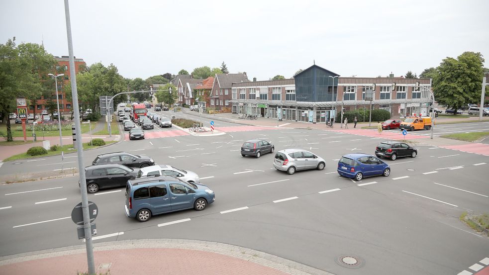 Der Pferdemarkt ist Ostfrieslands meist befahrene Kreuzung. Planer und Politiker gehen von einer Verkehrszunahme durch das Einkaufszentrum aus. Foto: Romuald Banik