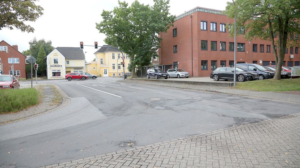 Erst nach dem Aus für die Kaufhalle wurde die Ampel an der Schützenstraße aufgestellt. Vorher mussten Autofahrer in starkem Verkehr nach links abbiegen. Diese Ausfahrt müsste von allen Kunden genutzt werden, die in den Stadtnorden und -osten wollen. Foto: Romuald Banik