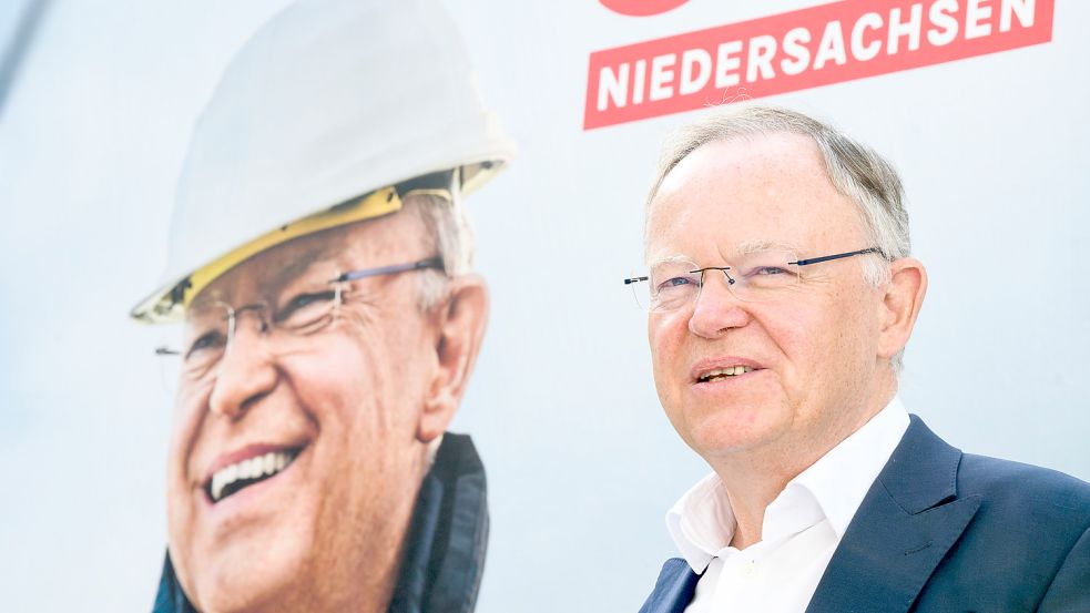 Er soll für die SPD einen weiteren Wahlsieg erringen: Stephan Weil, Ministerpräsident von Niedersachsen, während der Vorstellung seiner Wahlplakate. Niedersachsen wählt am 9. Oktober einen neuen Landtag. Foto: Julian Stratenschulte/dpa