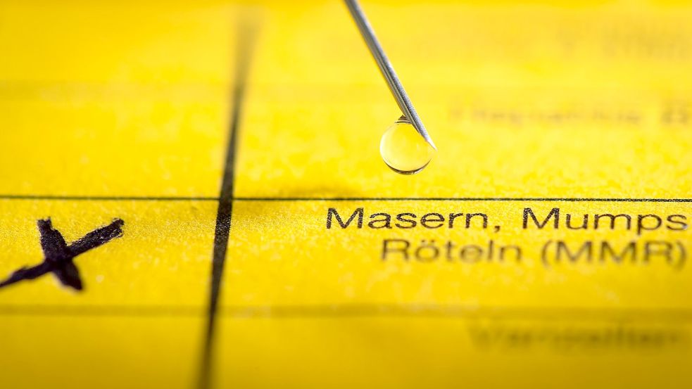 Eine Spritze liegt auf einem Impfpass in Vorbereitung auf eine Schutzimpfung gegen Masern. Foto: DPA