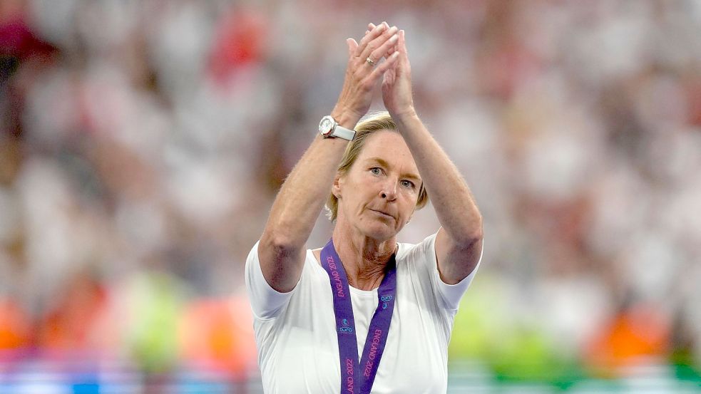 Bundestrainerin Martina Voss-Tecklenburg freut sich über den Hype, den die EM für den Frauenfußball ausgelöst hat. Foto: Alessandra Tarantino/AP/dpa