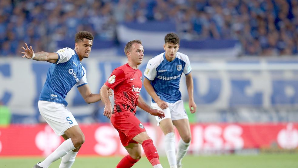 Mario Götze (M) feierte im Pokal gegen Magdeburg sein Pflichtspiel-Debüt für die Eintracht. Foto: Ronny Hartmann/dpa-Zentralbild/dpa