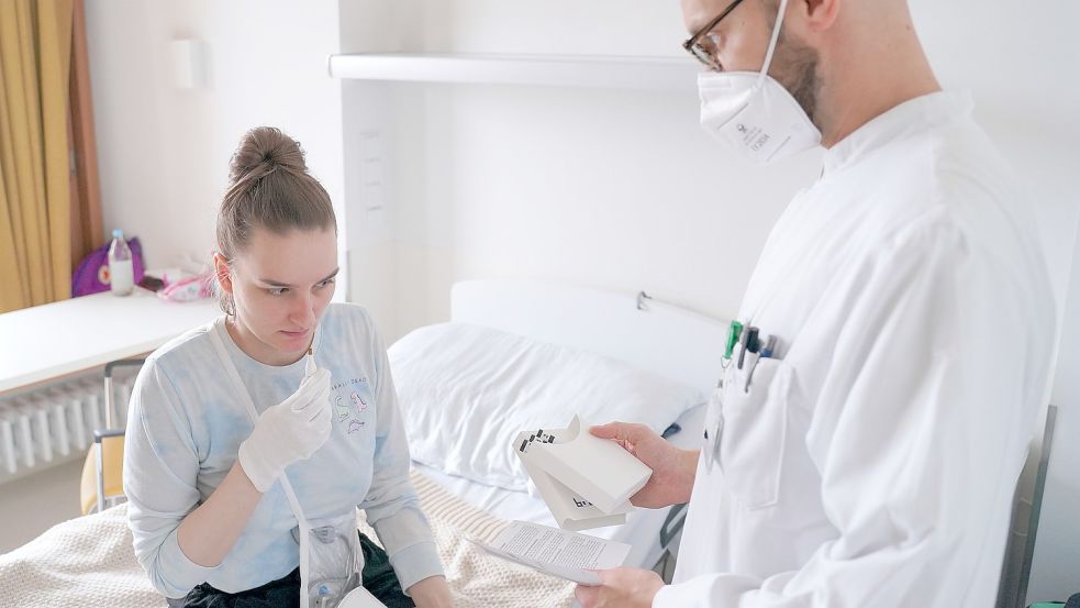 Die Long-Covid-Patientin Birgit S. beim Riechtraining mit einem HNO-Arzt im Unfallkrankenhaus Berlin. Foto: DPA