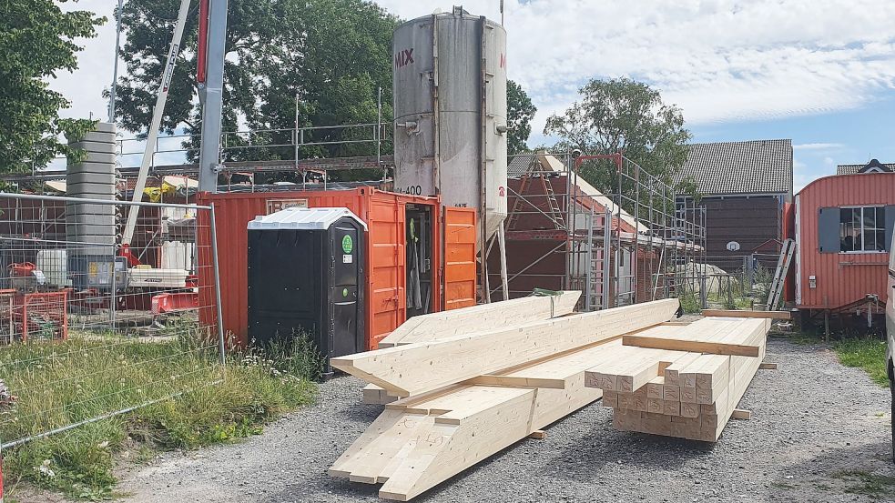 Auf diese Balken für die Unterkonstruktion des Daches mussten die Arbeiter bei der Baustelle an der Spiet-Grundschule einige Zeit warten. Foto: Rebecca Kresse
