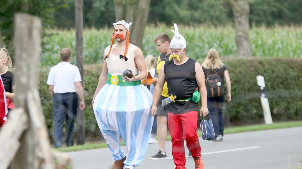 2019 verkleideten sich Stefan Siebolds (links) und Patrick Hicken beim VGH-Cup als die Gallier Obelix und Asterix. Sie schieden nach der Vorrunde aus. Foto: Wilfried Gronewold