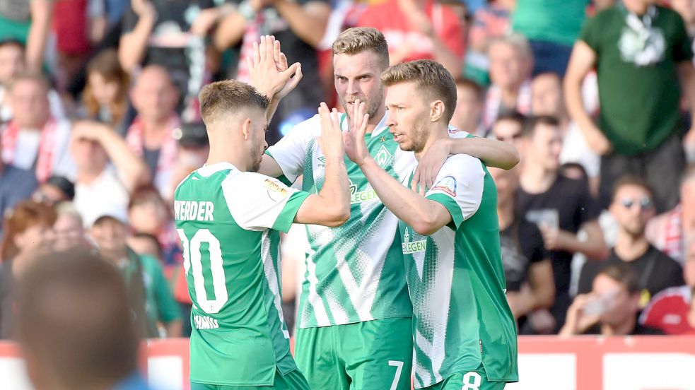 Würden am Samstag natürlich allzu gerne den ersten Bundesliga-Sieg nach dem Wiederaufstieg bejubeln: die Werder-Profis (von links) Romano Schmid, Marvin Ducksch und Mitchell Weiser. Foto: imago images/Matthias Koch