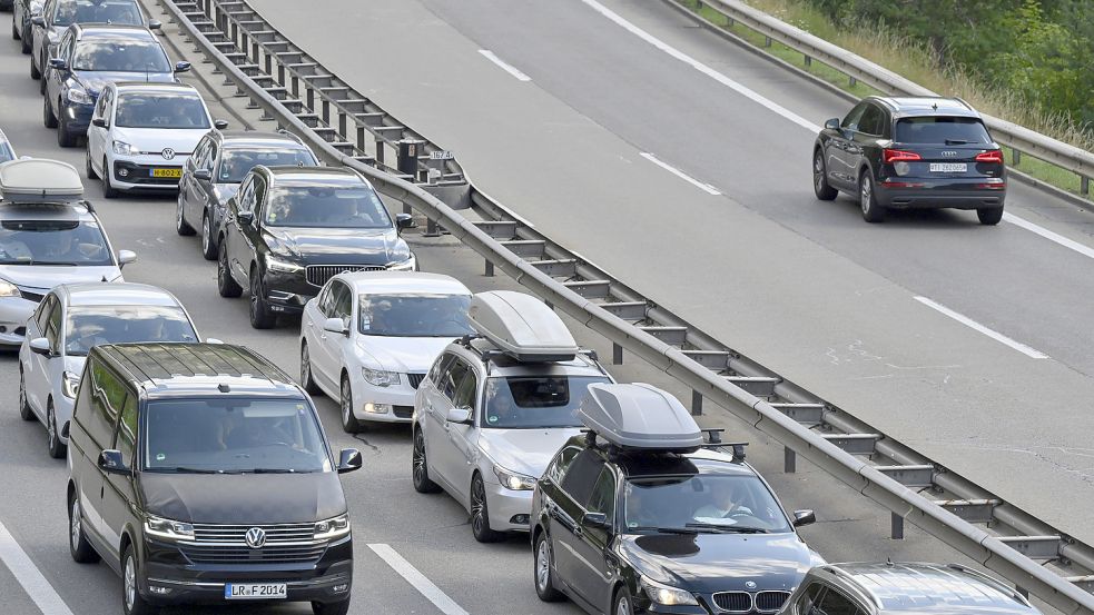 Wer in der Ferienzeit auf der Autobahn unterwegs ist hat mitunter viel Zeit, sich die unterschiedlichen Fahrzeuge anzuschauen, die auf der Straße unterwegs sind. Foto: IMAGO/Pius Koller