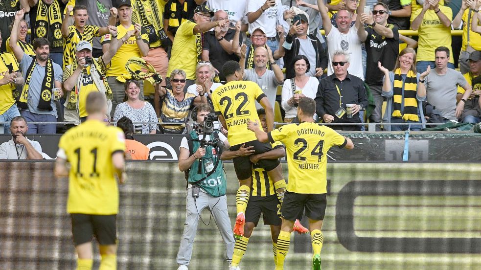 Dortmunds Spieler jubeln nach dem Tor zum 1:0 gegen Bayer Leverkusen. Foto: Bernd Thissen/dpa