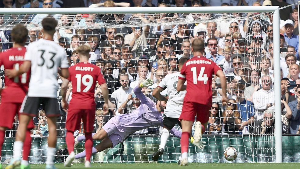 Fulhams Aleksandar Mitrovic (2.v.r) schießt das 2:1 gegen den FC Liverpool Foto: Ian Walton/AP/dpa