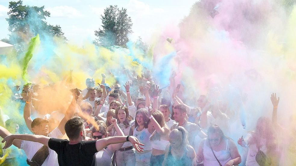 Um 16.30 Uhr flogen die ersten Farbbeutel beim Holifestival in Georgsheil. Foto: Gerd-Arnold Ubben