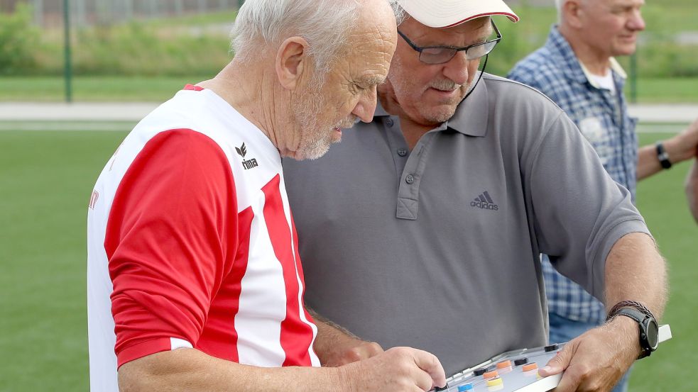 Klaus Panzer, Trainer der U70-Elf (rechts), erläutert Dietmar Hedemann die Taktik für das Testspiel gegen die U60 von Plaggenburg.