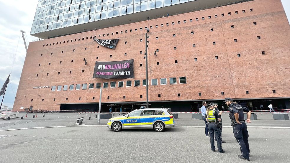 An der Elbphilharmonie protestierten Klimaaktivisten am Montag für einen Ende des Gaszeitalters. Foto: blaulicht-news