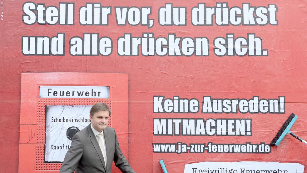 2012 stellte der damalige niedersächsische Innenminister Uwe Schünemann (CDU) Plakate zur Mitgliederwerbung der Feuerwehren vor. Solche Aktionen sind in Südbrookmerland bislang nicht nötig. Foto: Peter Steffen/DPA