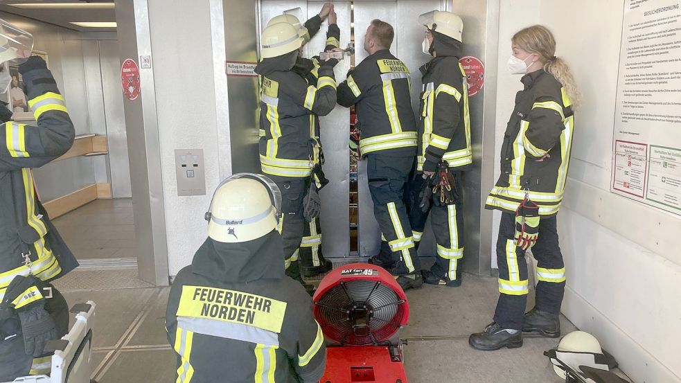 Die Feuerwehr Norden musste rohe Gewalt anwenden, um die Menschen aus dem Fahrstuhl zu befreien. Foto: Freiwillige Feuerwehr Norden