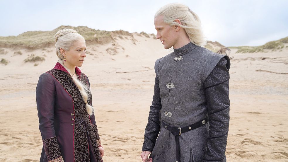 Emma D‘Arcy als Prinzessin Rhaenyra Targaryen und Matt Smith als Prinz Daemon Targaryen in der Game of Thrones-Vorgeschichte „House of the Dragon“: So hochgeschlossen wie in diesem Foto bleibt die Serie nicht. Foto: dpa/PA Media/Ollie Upton/Hbo