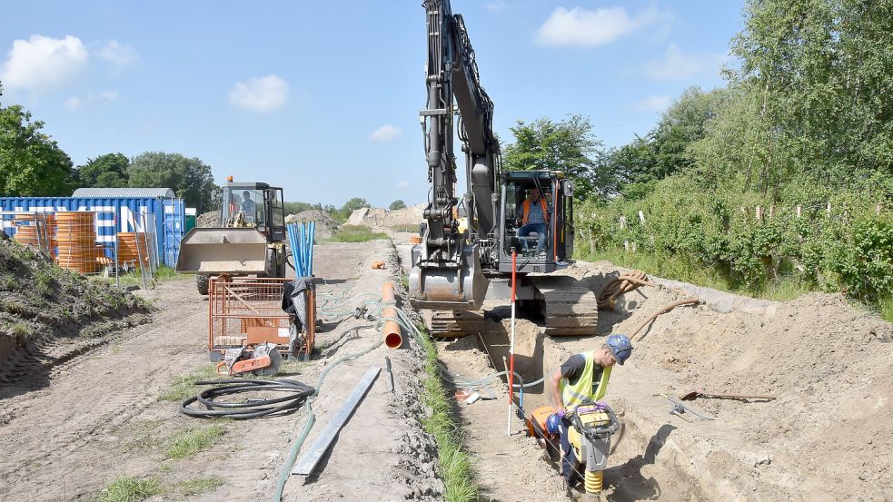 Im Baugebiet „Am Bahnkolk“ in Osteel wurden in diesem Juli die Rohre für die Schmutzwasserkanalisation verlegt. Foto: Thomas Dirks