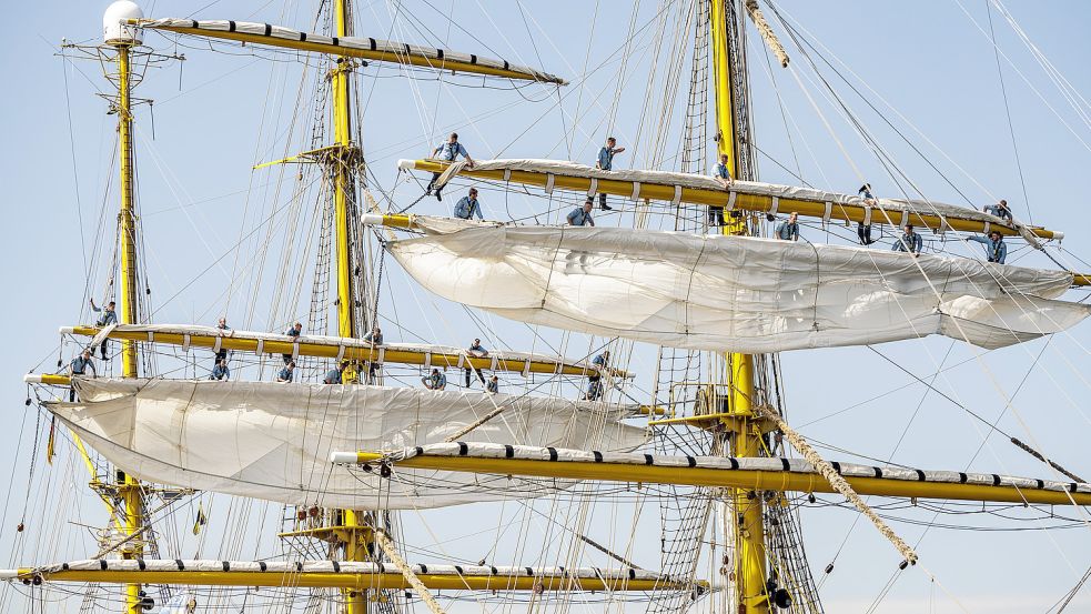 Das Segelschulschiff „Gorch Fock“ ist auf dem Weg zur Hanse Sail in Rostock. Hier ein Foto, das auf der Kieler Woche entstanden ist. Foto: Axel Heimken/dpa
