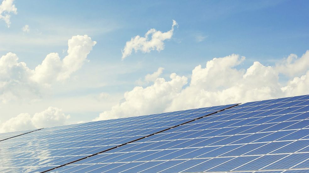 Beim Landkreis Aurich wurde ein Solarkataster in Auftrag gegeben. Laut Kreissprecher Nikolai Neumayer sollten die Ergebnisse Ende September/Anfang Oktober vorliegen. Vor dem Hintergrund von Energiesparmaßnahmen wurde bereits Ende 2021 seitens des Landkreises Aurich eine Machbarkeitsstudie über die Ausstattung von Landkreis-Liegenschaften mit Photovoltaikanlagen beauftragt, heißt es weiter. „Das Ergebnis liegt seit einigen Wochen vor, die Umsetzung bei zuerst fünf Objekten ist konkret in Planung.“ Symbolfoto: Pixabay