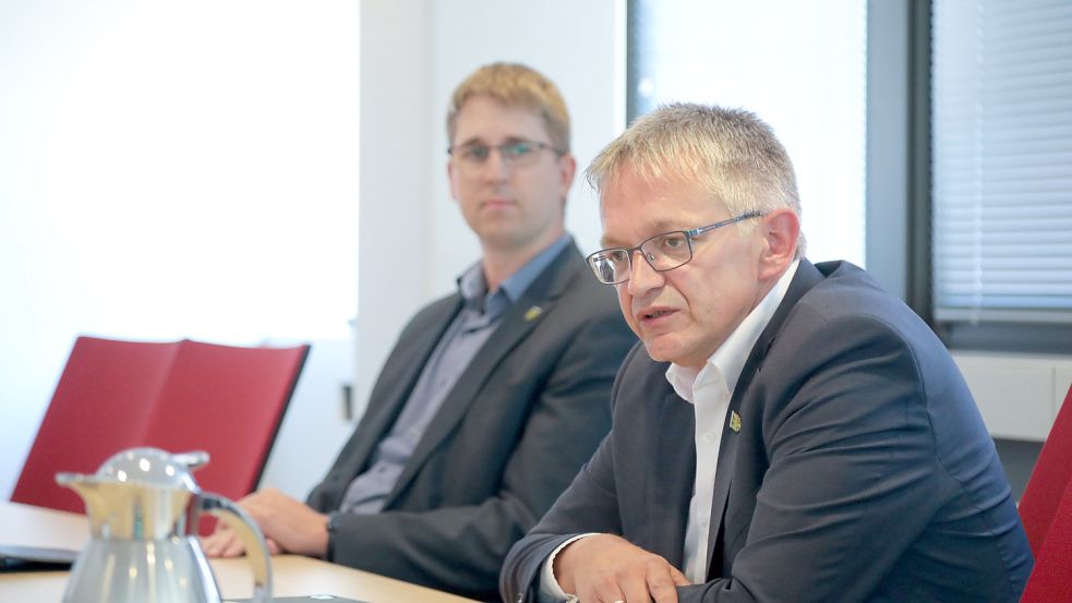 Korwin Davids (links) ist für die Unterbringung der Geflüchteten zuständig. Ebenso wie Landrat Olaf Meinen hält er die Kaserne für am geeignetsten. Foto: Romuald Banik
