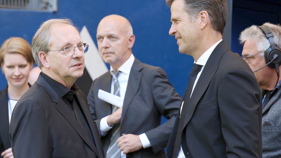 Olli Dittrich (links) hat mit seiner Rede viele Fanherzen berührt. Auch DFB-Präsident Bernd Neuendorf (Mitte) und Oliver Bierhoff, Geschäftsführer Nationalmannschaften und Akademie des DFB (rechts), waren bei der Gedenkfeier dabei. Foto: dpa/Christian Charisius