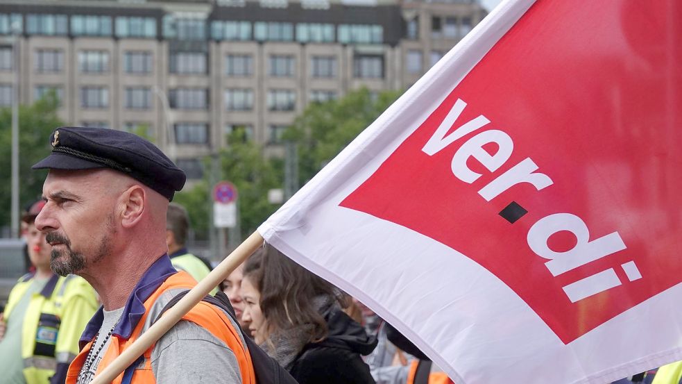 Hafen-Beschäftigte mit Verdi-Fahnen bei einem Protestzug im Mitte Juli in Hamburg. Foto: Julian Weber/dpa